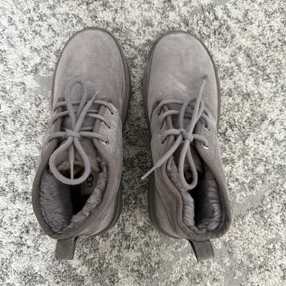 UGG Men\'s Neumel Chukka Boots‎ Gray Charcoal Suede Fur Lined Lace Up Size 9